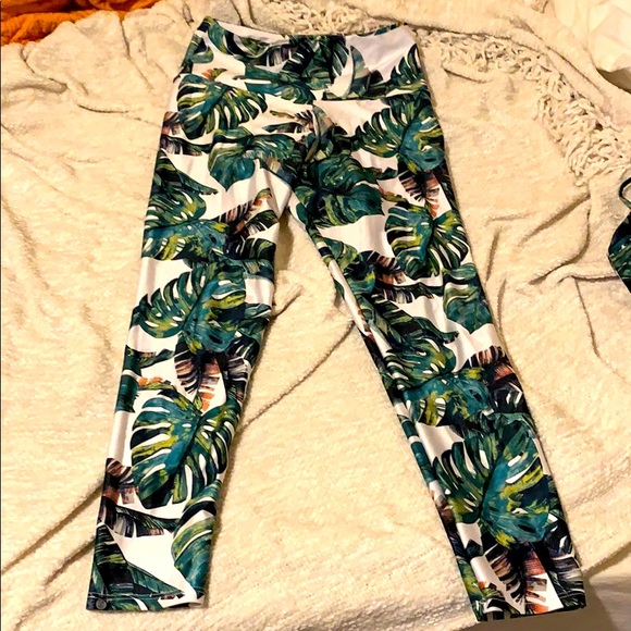 ONZIE workout set - Picture 2 of 4